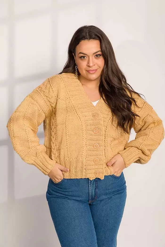 Cardigã Coala de tricô com ponto fantasia e ponto de corda, feito com Fio Classic Pull na cor Coala