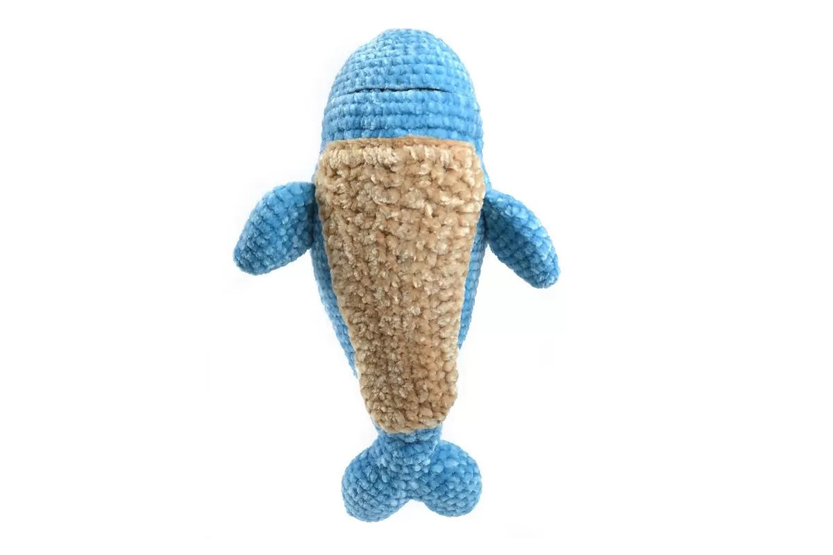 Baleia Pelúcia amigurumi vista de baixo mostrando a barriga castanha costurada e as nadadeiras laterais