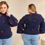 Blusa Berry de crochê com aplicações de morango em fio Avelã Círculo na cor Veludo Intenso