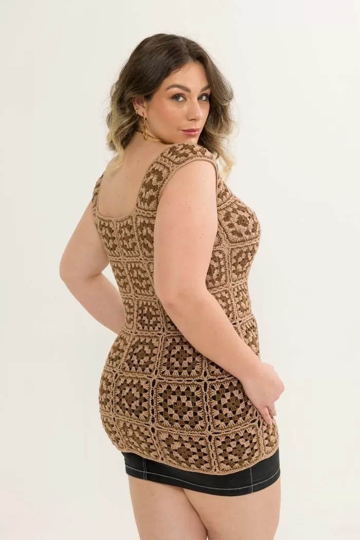 Blusa Chocolate Squares de crochê com Linha Anne Círculo — vista das costas mostrando squares e alças