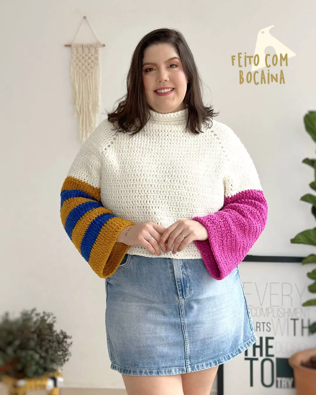 Detalhe da manga colorida da Blusa Naju de crochê com Fio Bocaina