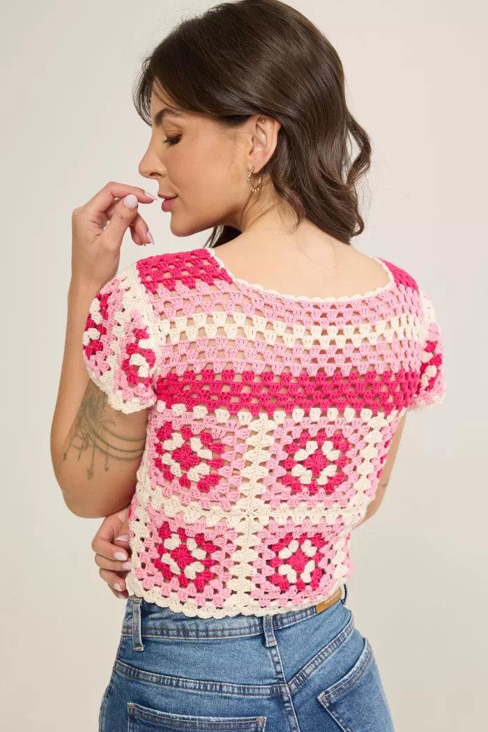 Blusa Roseira de Crochê vista frente e costas com squares em tons de rosa