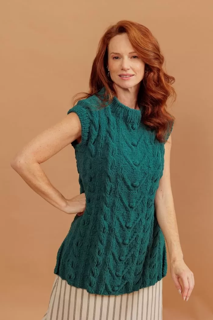 Detalhe das costas da Blusa Ternura com tranças simétricas em tricô