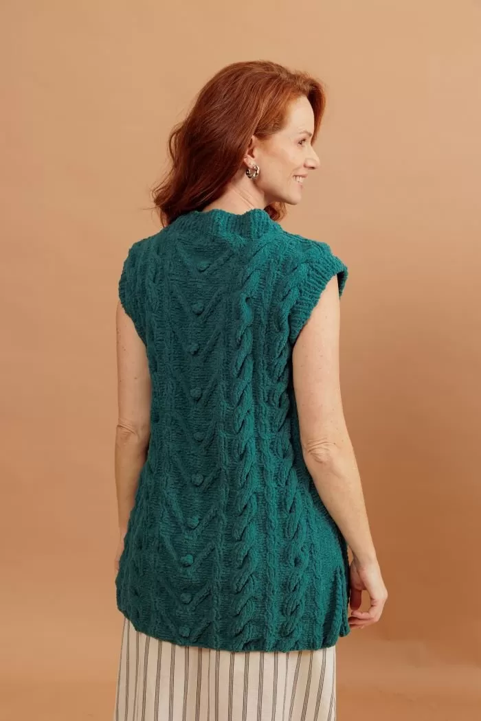 Detalhe da frente da Blusa Ternura com tranças e pontos bola em tricô