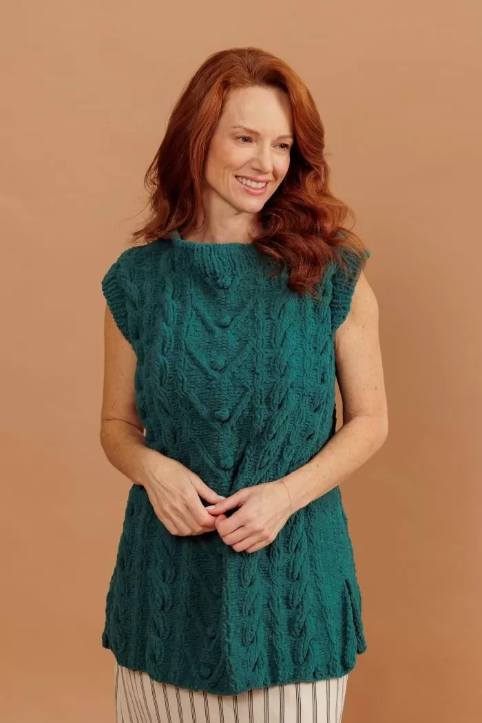 Blusa Ternura de tricô com pontos fantasia, tranças e pontos bola na cor crepom