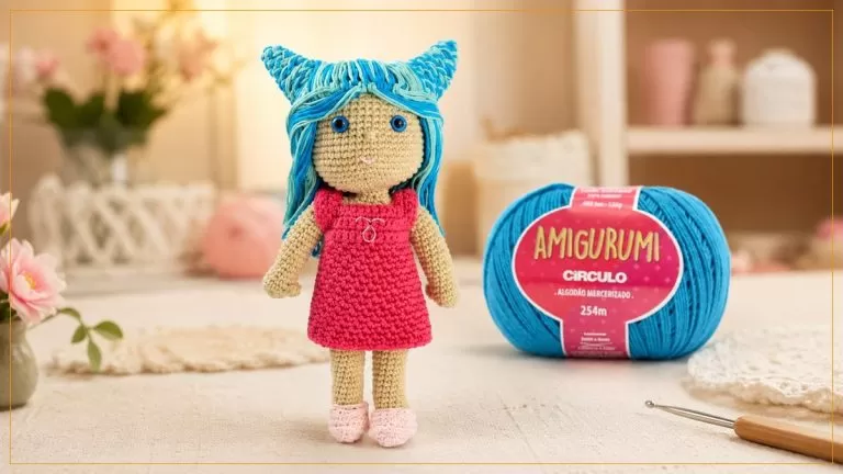 Boneca Touro de Amigurumi com cabelo azul turquesa e vestido rosa feita com Fio Amigurumi Círculo