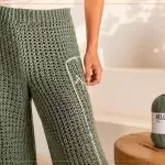 Calça pantalona de crochê verde com Fio Bella Pingouin — modelo com perna ampla