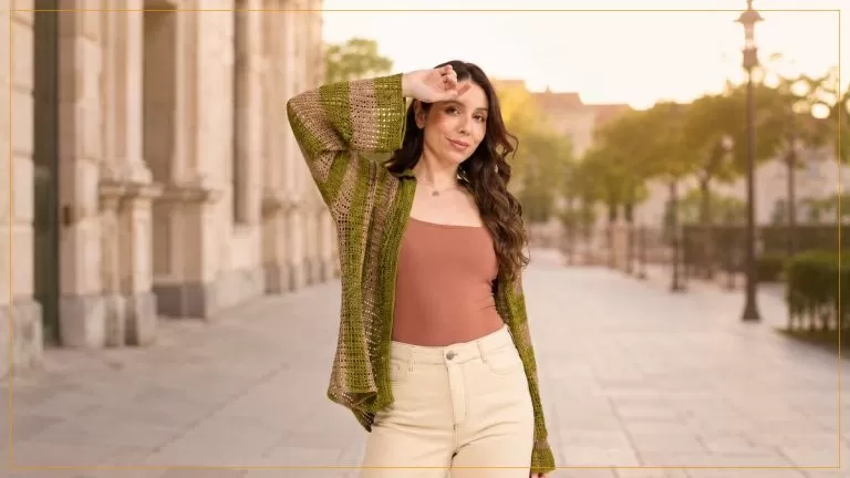 Camisa Nascente de crochê aberta em ponto fantasia listrado verde sálvia e sândalo, feita com Encanto Slim Círculo