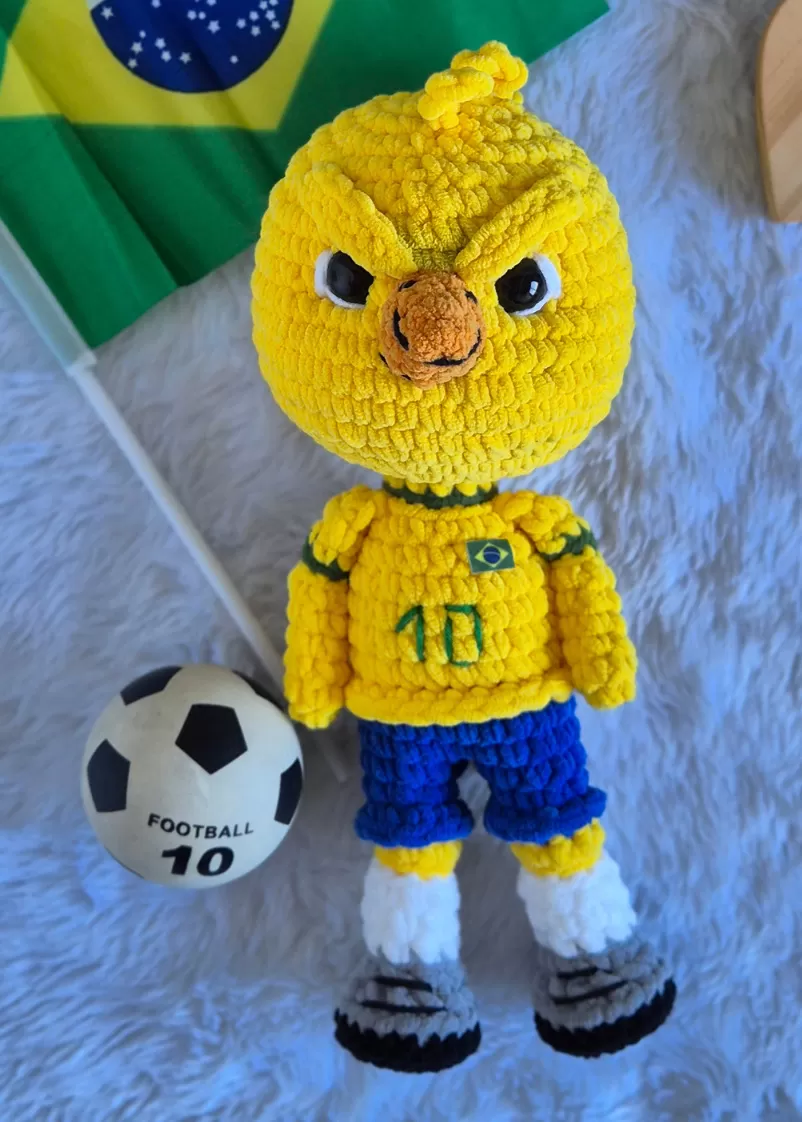 Canarinho Pistola amigurumi de crochê com uniforme da Seleção Brasileira feito com Fio Vellut Amigurumi
