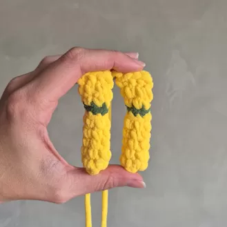 Braço do Canarinho Pistola amigurumi em amarelo com detalhe verde