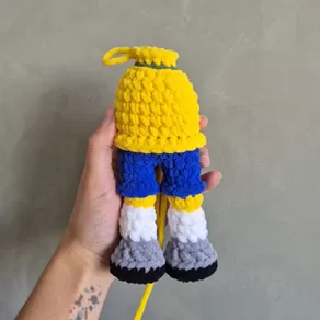 Corpo do Canarinho Pistola amigurumi com camiseta amarela e shorts azul