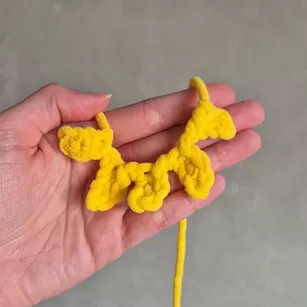 Penas da cabeça do Canarinho Pistola amigurumi em fio amarelo