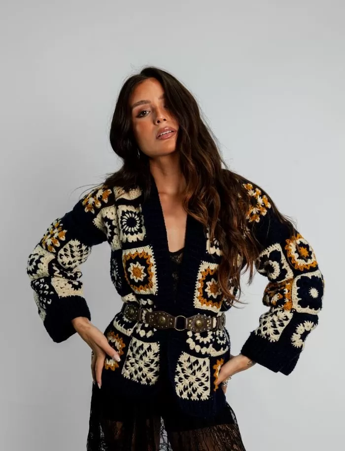 Casaco Azulé de crochê feito com Fio Premier nas cores marinho, off-white e mostarda, com motivos granny square variados