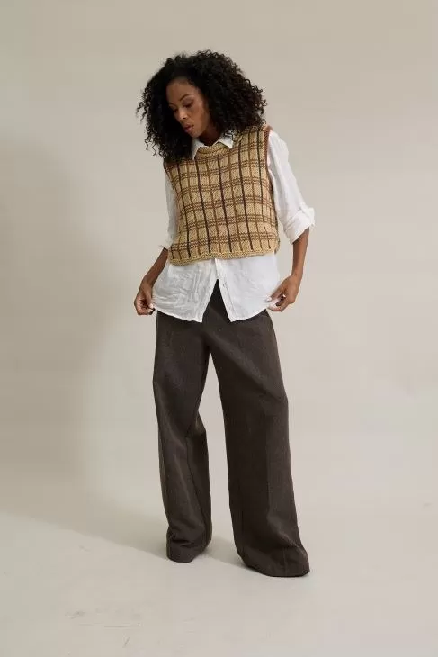 Look completo com o Colete Aberdeen sobre camisa branca e calça de alfaiataria marrom