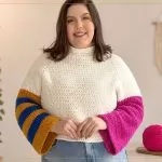 Blusa Naju Topdown de crochê com Fio Bocaina Pingouin, mangas coloridas em rosa, azul e mostarda