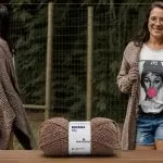 Cardigan Beladona de tricô feito com Fio Bocaina Pingouin, em tom areia, vestido por modelo