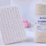 Carteira de Crochê com Fio Cisne Original – Prática e Charmosa Carteira de crochê feita com Fio Cisne Original ao lado do novelo – Receita de Crochê para o Dia das Mães