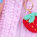 Estojinho Fofinho de Crochê — Rápido, Fácil e Perfeito para Presentear Estojinho de crochê rosa feito com Fio Cisne New Fast Fini, com chaveiro de morango