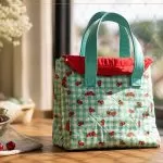 Lancheira de Cerejas em patchwork com tecido xadrez verde e estampa de cerejas, alças tiffany e forro vermelho – Receita de Patchwork