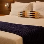 Peseira Eclipse de tricô com Fio Plume Círculo na cor Eclipse sobre cama decorada