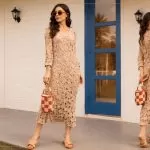 Vestido Pétala de crochê com Linha Anne em tons de amêndoa, corpo inteiro com motivos florais vazados