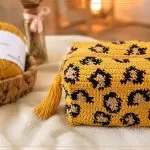 Estojo Onça de crochê com estampa animal print feito com Bella Amigurumi Pingouin