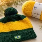 Gorro Copa de tricô em verde e amarelo com pompom, feito com o Fio Nina Pingouin