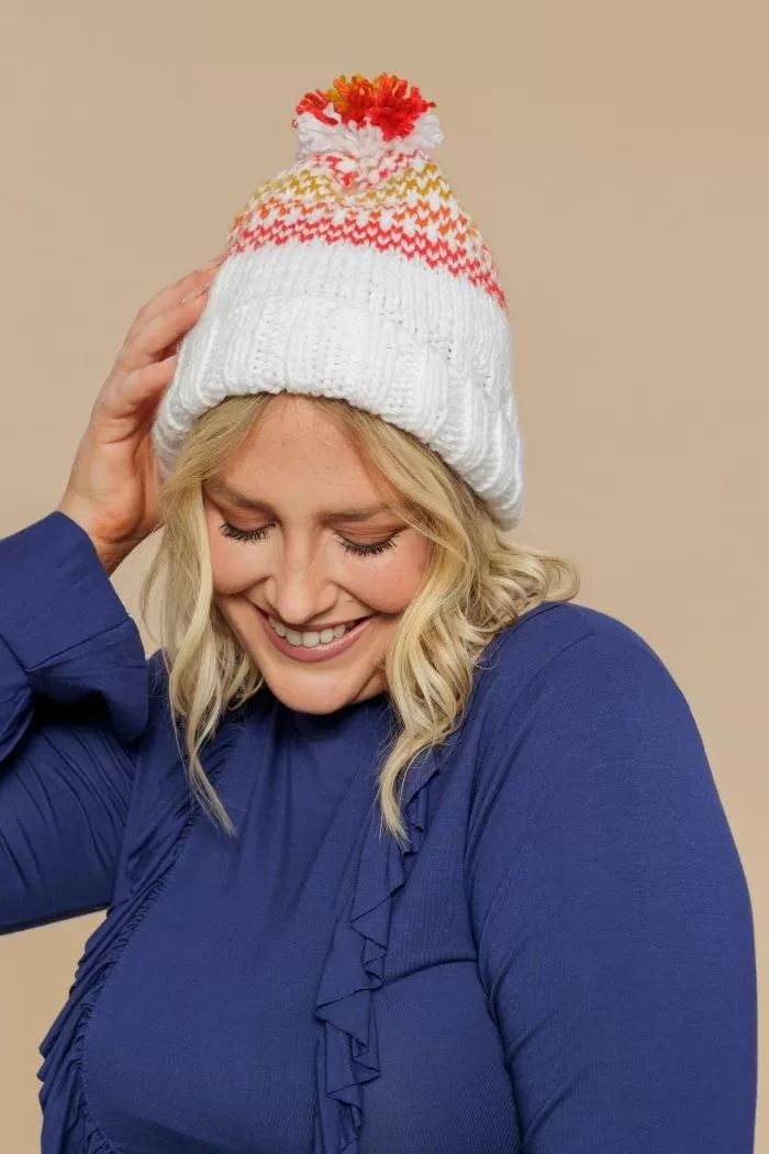 Gorro Miragem de tricô branco com jacquard colorido e pompom, usado por modelo