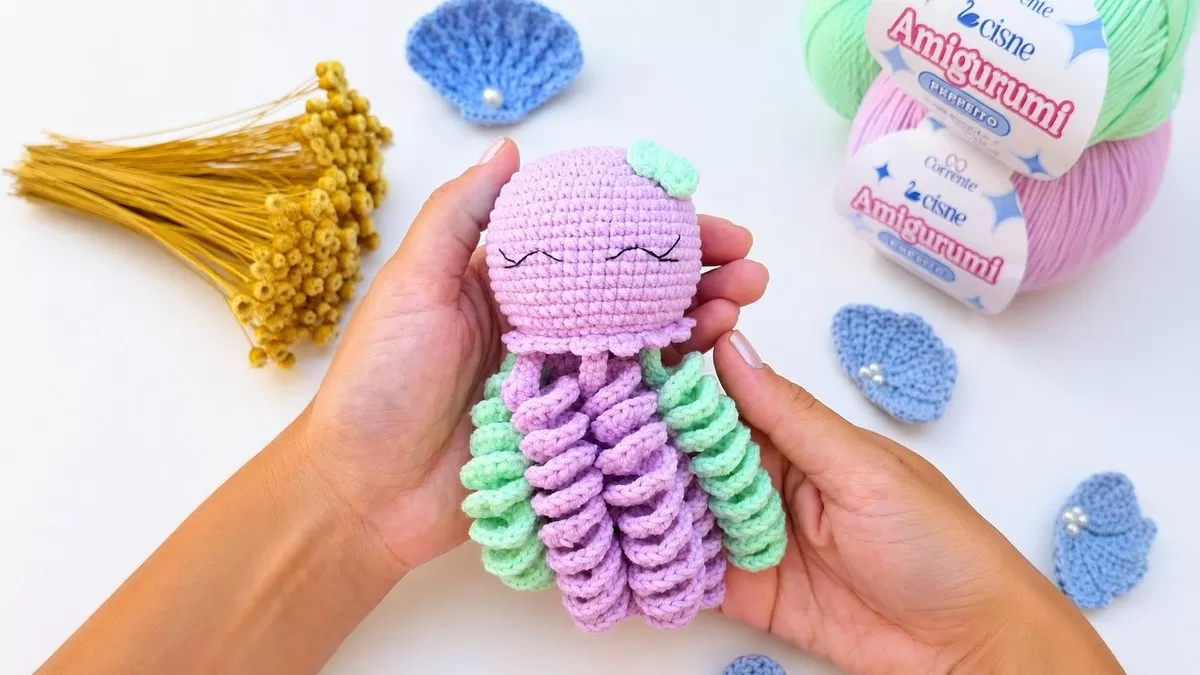 Polvo Amigurumi de crochê com tentáculos espirais lilás e verde água