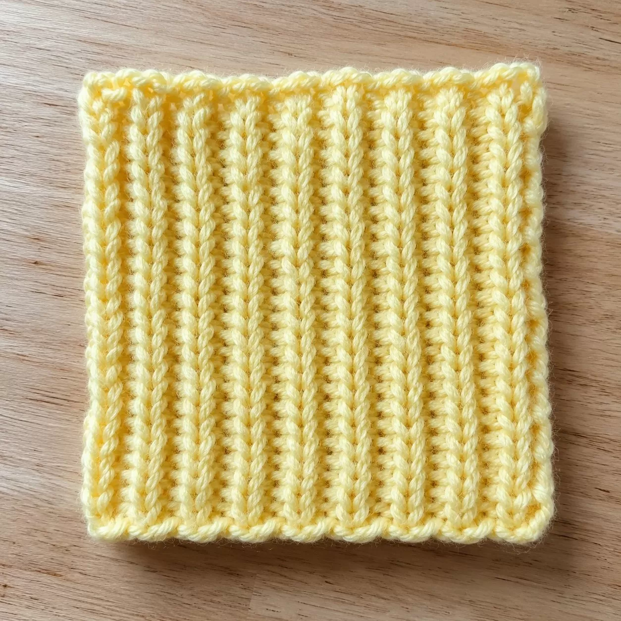 Amostra do ponto barra 1x1 em tric&ocirc; com fio amarelo mostrando colunas verticais el&aacute;sticas
