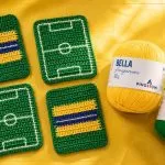 Conjunto de porta-copos Brasil de crochê com campo de futebol e bandeira, feitos com Bella Amigurumi Pingouin