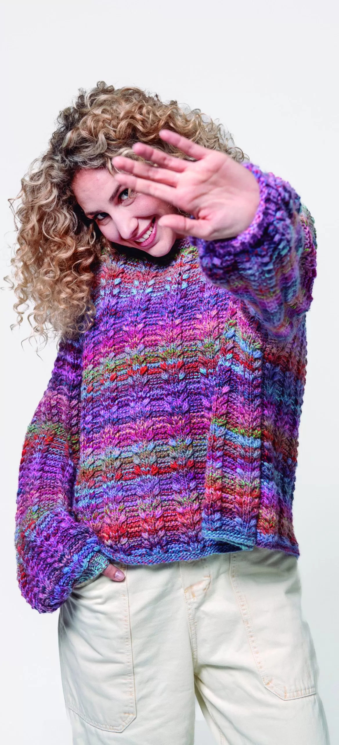 Suéter Violette de tricô com Fio DMC Pirouette visto de frente com modelagem ampla e confortável