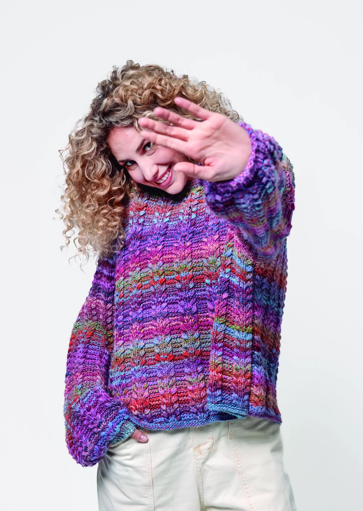 Suéter Violette de tricô com ponto folha feito com Fio DMC Pirouette em tons de rosa, lilás e azul