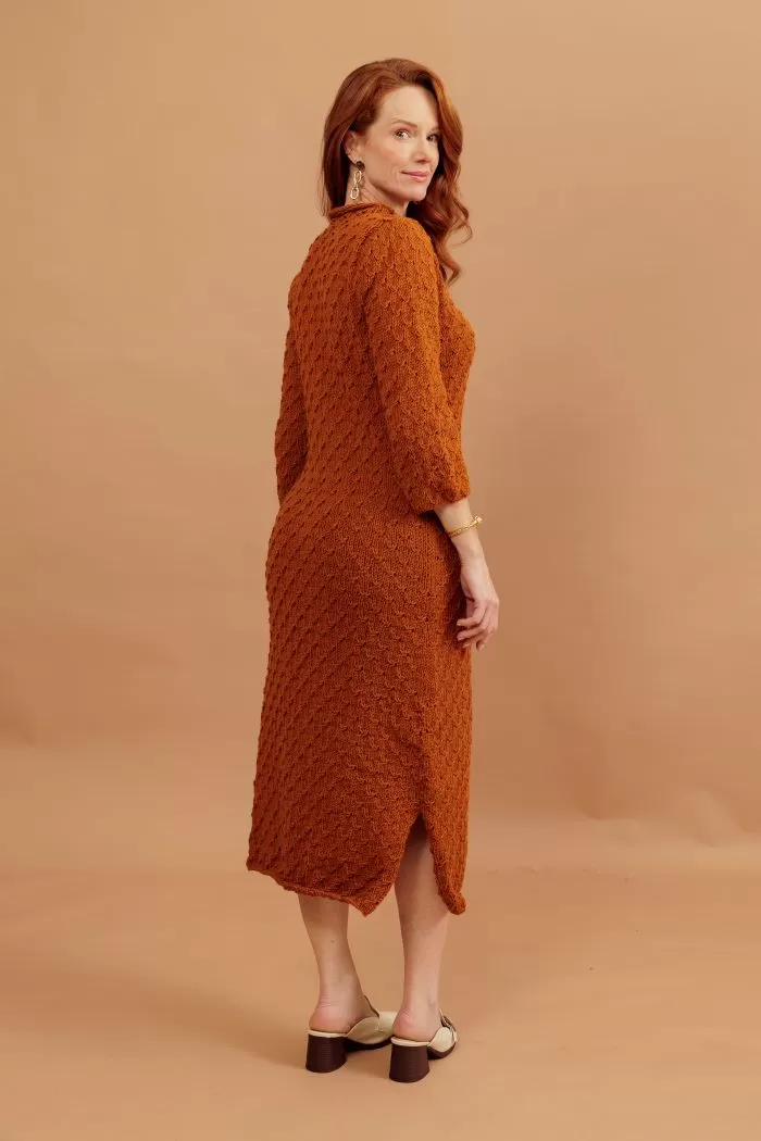 Fio Harmony Círculo — novelo na cor Pimenta Síria com detalhe das costas do vestido