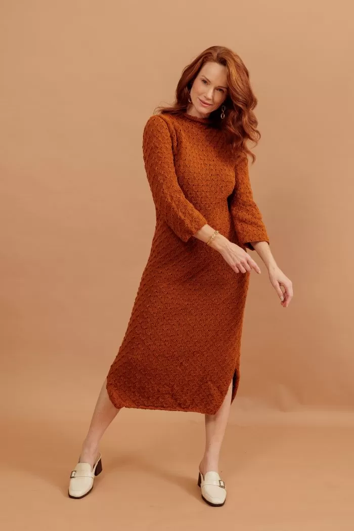 Vestido Harmony de Tricô com ponto fantasia, vista frontal, feito com Fio Harmony na cor Pimenta Síria