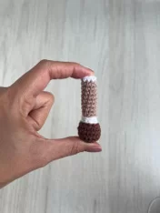 Unindo as pernas da Boneca Caipira