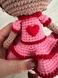 Aplique de coração no vestido da Boneca Caipira