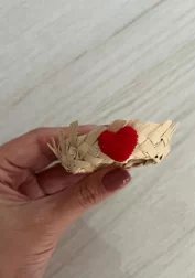 Mini chapéu de palha com aplique de coração