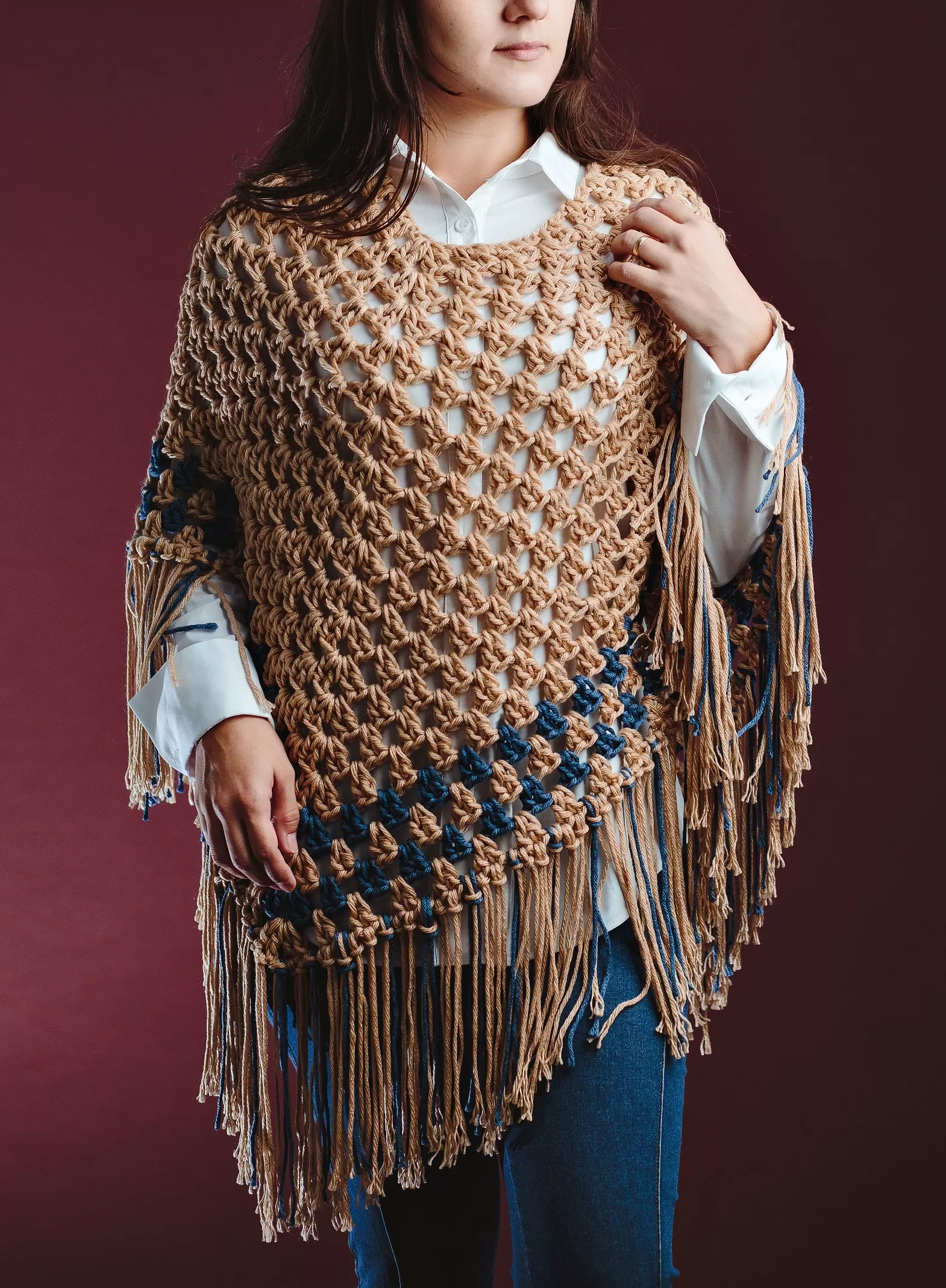 Detalhe das franjas mescladas do Poncho Duo com Fio Harmony Círculo