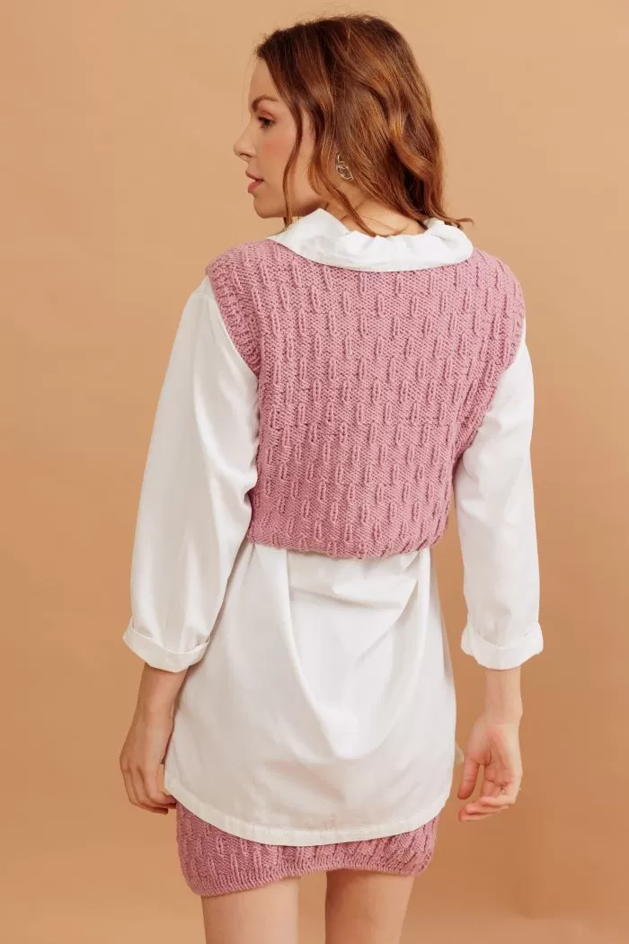 Vista frontal da blusa colete do Conjunto Sublime com decote V em ponto fantasia