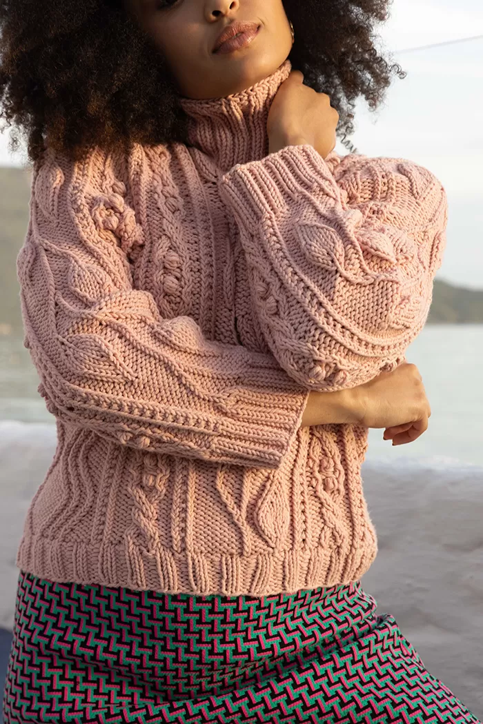 Blusa Julieta de Tricô – vista frontal mostrando gola em barra e caimento da peça