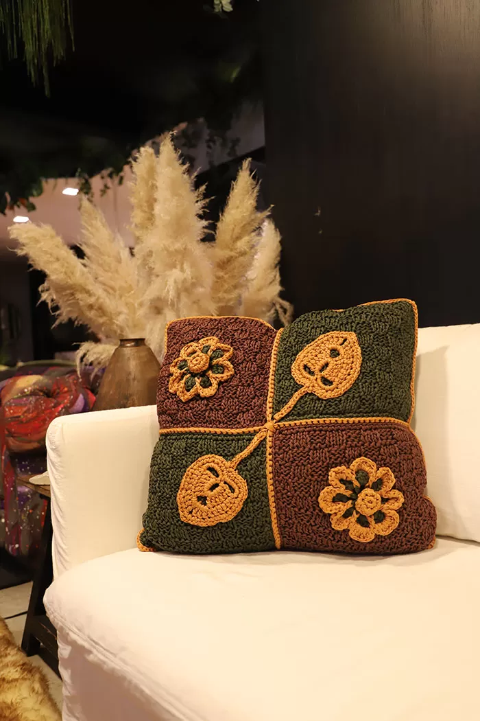 Almofada Flores Squares de Crochê e Tricô com Fio Náutico Círculo em terracota, chocolate e militar sobre sofá branco