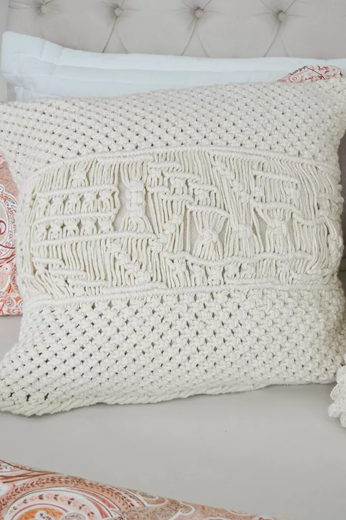 Almofada Natural Macramê de crochê com Barroco Natural Círculo 4/10 — 60×60 cm, nós duplos e acabamento festonê