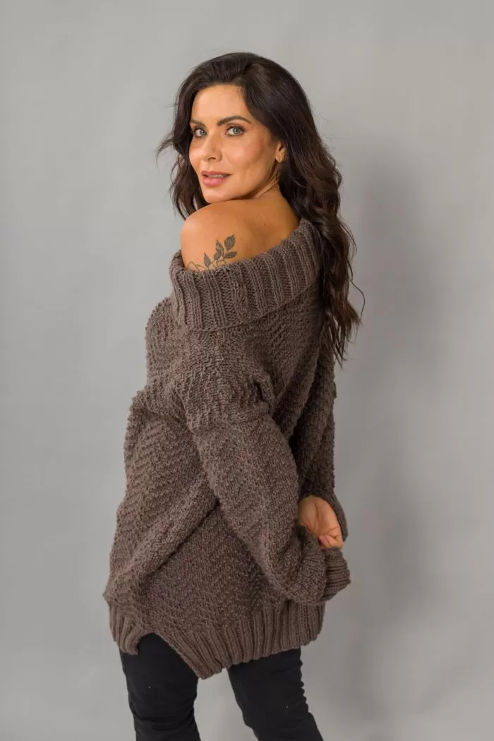 Blusa Chumbo de Tricô com Fio Amiga Círculo – modelo de frente com decote amplo off-shoulder e mangas longas