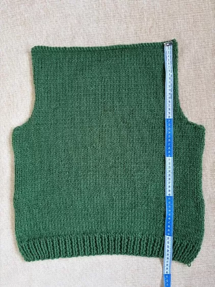Costas da Blusa Gola Polo Nina de Tricô com fita métrica mostrando o comprimento de 55 cm