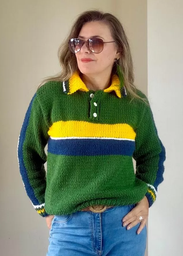 Blusa Gola Polo Nina de Tricô com Lã Nina – vista frontal com as cores do Brasil