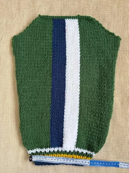 Manga da Blusa Gola Polo Nina de Tricô com listras em azul e branco em técnica intarsia