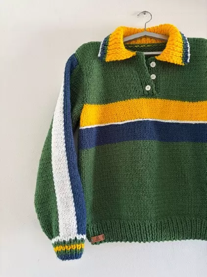 Blusa Gola Polo Nina de Tricô finalizada no cabide – vista completa com cores do Brasil