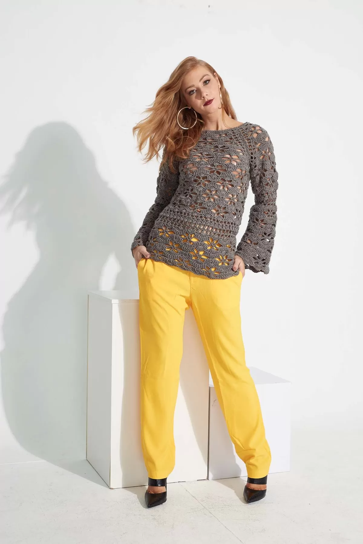 Blusa Hobby de Crochê com Fio Hobby Círculo — vista frontal e costas, cor cinza com ponto fantasia vazado florido