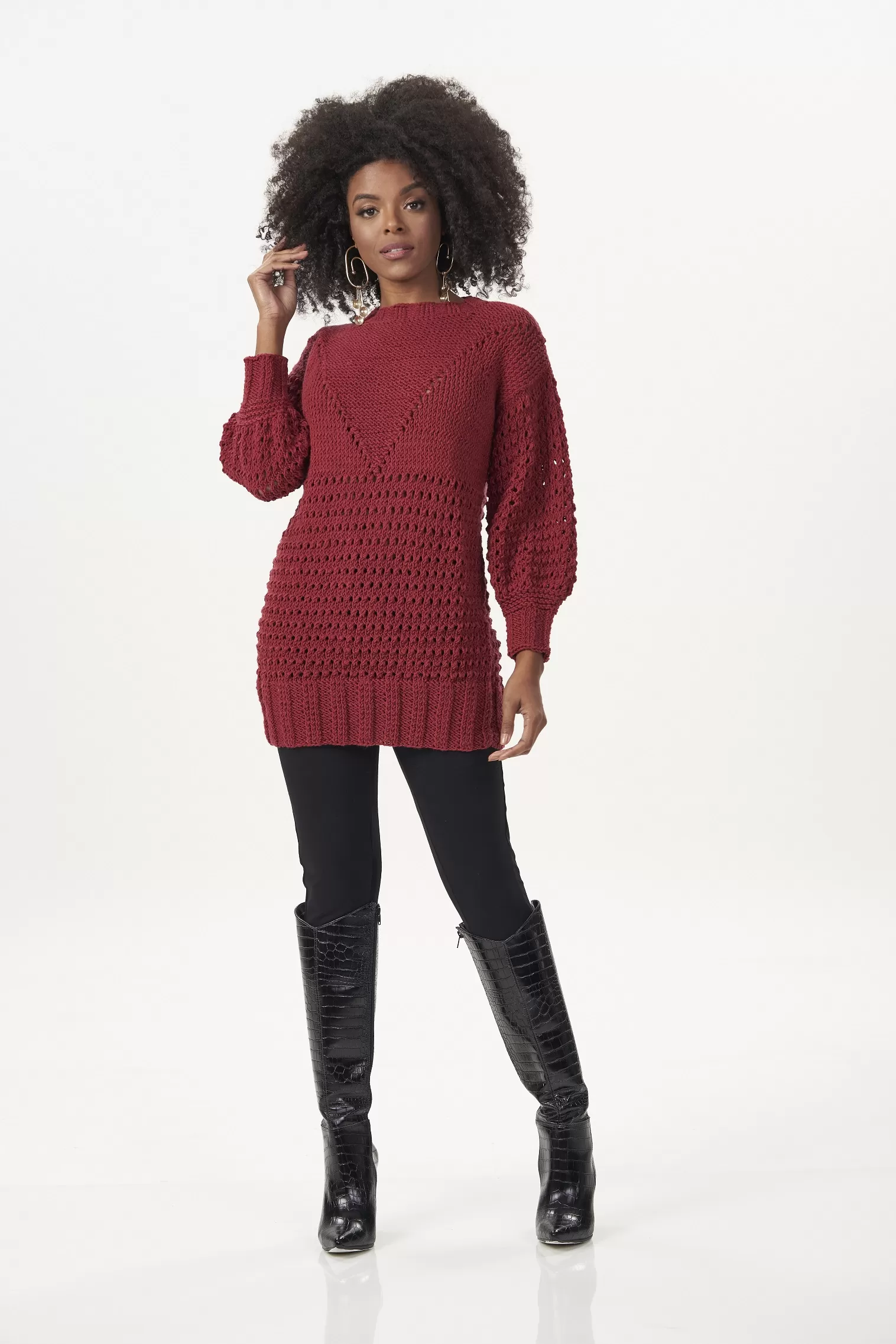 Blusa com Pala de Tricô com Fio Harmony Círculo cor Marsala – modelo de frente com pala triangular e mangas longas